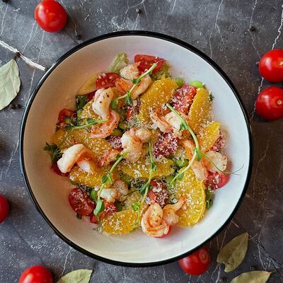 Салат с креветками и апельсиномв Рива Рум лаунж бар по цене 715 ₽