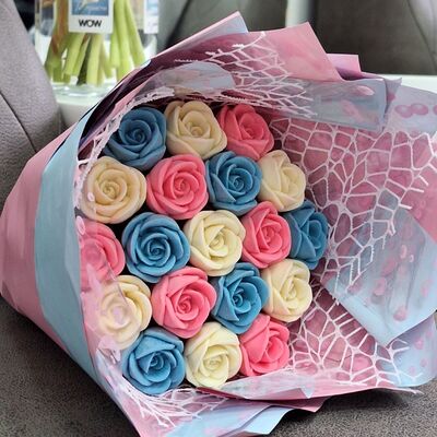 Съедобный шоколадный букет из роз, Голубой, розовый и белый в Мистер пряничек по цене 2500 ₽
