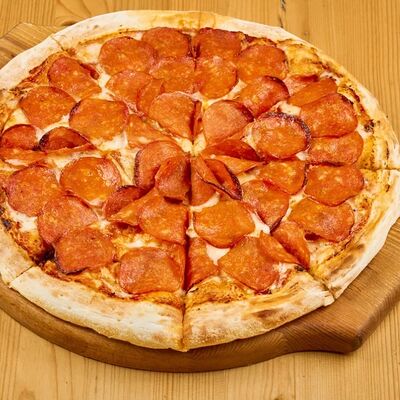 Пицца Супер пепперони в 4 сыра по цене 910 ₽