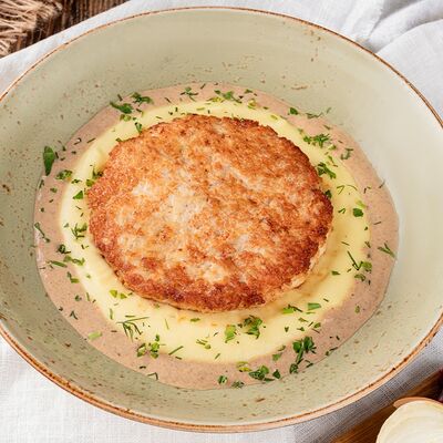 Куриная котлетища с грибным соусом в Корчма Борщ & Сало по цене 680 ₽