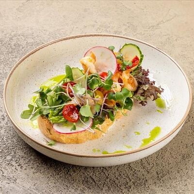 Брускетта с авокадо и креветкой в У рыбака по цене 850 ₽