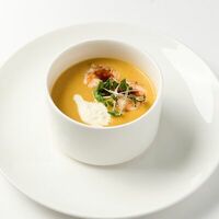 Тыквенный крем-суп со страчателлой и креветкой в SkyLounge