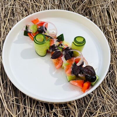 Овощной салат с оливковым маслом (обеденное меню) в Кафе Театральное по цене 165 ₽