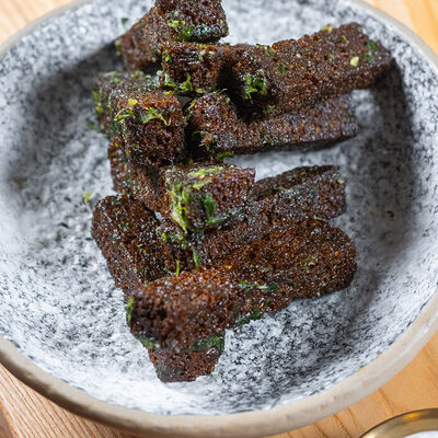 Гренки с чесноком и пармезаном в Just Residence по цене 460 ₽