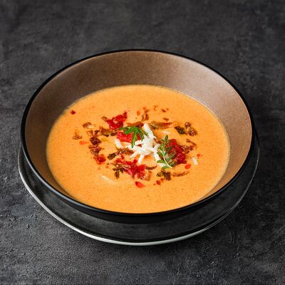 Крем-суп из печеных перцев с кальмаром и хрустящим лукомв Эндорфин по цене 620 ₽