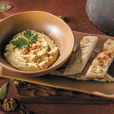 Хумус с гренками из грузинского лаваша в Джонджоли по цене 450 ₽