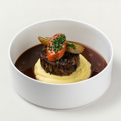 Рулет из говяжьих хвостов с бургундским соусом в Кофемания по цене 2100 ₽