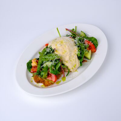 Салат из овощей с курицей, брынзой и яйцом пашот,под соусом цезарь-унаги в Сойка Cafe по цене 580 ₽