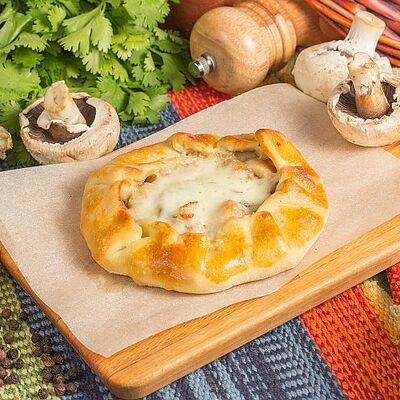 Хачапури с курино-грибным жульеном в Мушмула по цене 139