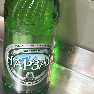 Минеральная газированная вода Нарзанв Гранат по цене 200 ₽