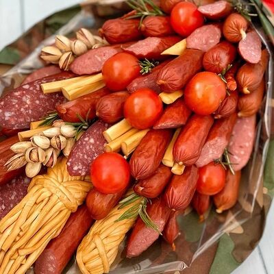 Букет Колбасный №3 в Букет Альфред I клубника в шоколаде и букеты по цене 2990 ₽