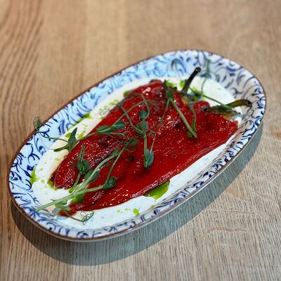 Запеченный перец рамиро с муссом из брынзыв DVOR гриль-бистро по цене 580 ₽