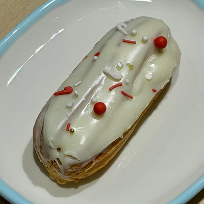 Эклер Новогодний ванильный в Сладости и Радости Советская по цене 260 ₽