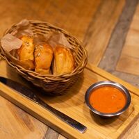 Булочки с соусом из печеного перца в Гастропаб 40