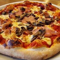 Pizza prosciutto e funghi в Rusticone caffe