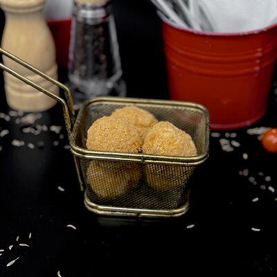 Сырные шарики с брусничным соусом в Gunters по цене 410 ₽