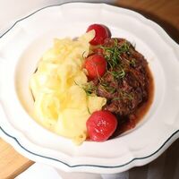 Щечки бычка с маринованными томатами и картофельным пюре в Луи