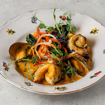 Рулетики из угольной трески с морепродуктами и соусом Биск в Станъ по цене 1045 ₽