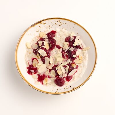 Каша овсяная с вишневым вареньем в Кофе Крафт по цене 300 ₽