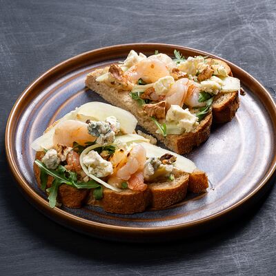 Брускетта с креветками в сливочно-луковом соусе и сыром дорблю в Гриль-бар Балкон по цене 759 ₽