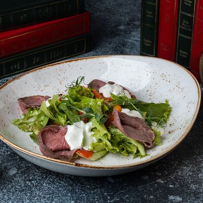 Салат с ростбифом и мариноваными опятами в McKey Pub & Restauraunt по цене 630 ₽