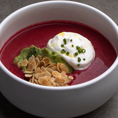 Свекольный гаспачо, мусс фета, гуакамоле в 321 Club by Novikov по цене 610