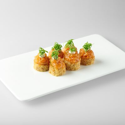 Тартар из лосося на хрустящем рисе в Ossu по цене 800 ₽