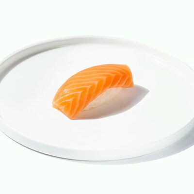 Суши с лососем в ЭкоРолл по цене 250 ₽