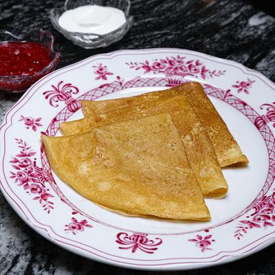 Блины, сметана, джем в Bisou Bisou Bistro по цене 450 ₽