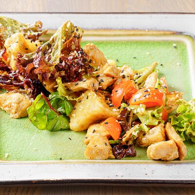 Салат с хрустящим баклажаном и куриной грудкойв Friend Zone Гвоздь по цене 517 ₽