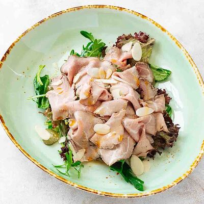 Салат с розовой говядинойв Beer House по цене 680 ₽