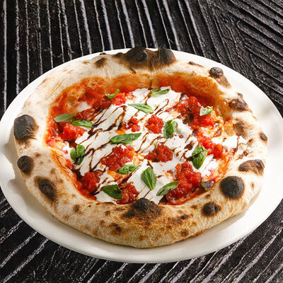 Пицца с томатами и страчетеллойв Ginza по цене 1690 ₽