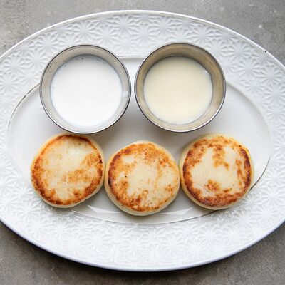 Сырники со сметаной и сгущенным молоком в ЗоЗо по цене 295 ₽