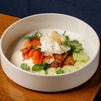 Драники с лососем и яйцом пашот в Кристалл по цене 660 ₽