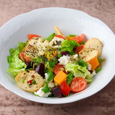 Салат с печеной свеклой, тыквой и Страчателлойв Chento по цене 570 ₽