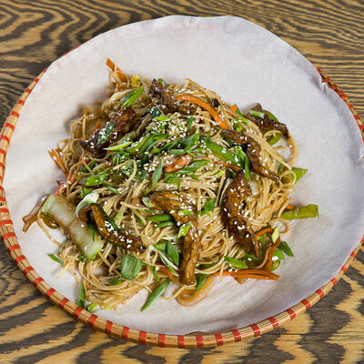 Лапша яичная со свининой в Starwok по цене 460