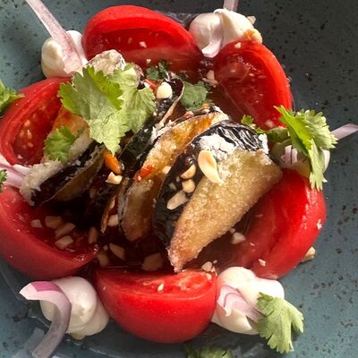 Салат с хрустящими баклажанами и помидорами в Park cafe по цене 460 ₽