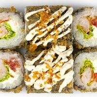 Юлий с креветкой темпура в Каратэ Суши