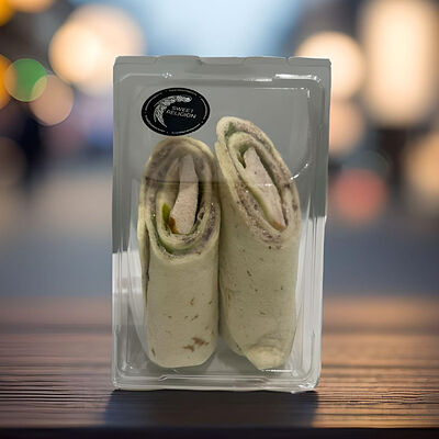 Сэндвич-ролл с курицей, клюквой и грецким орехом в Dobro кофе по цене 550 ₽