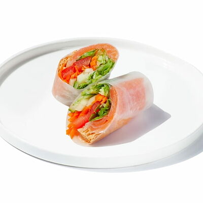 Спринг ролл с лососем в ЭкоРолл по цене 537 ₽