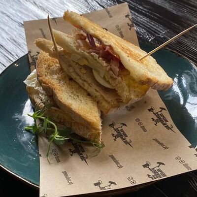 Сэндвич с филе птицы и беконом в Длинный нос по цене 330 ₽