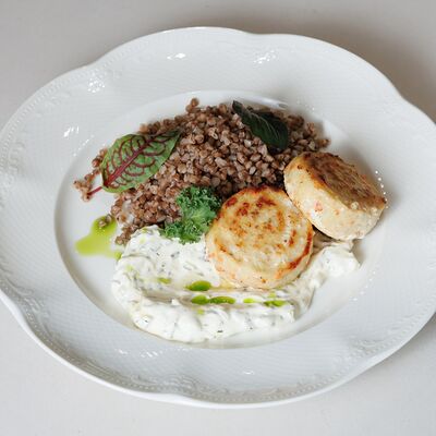 Котлеты из щуки с гречкой и соусом тартар в Болконский по цене 948 ₽