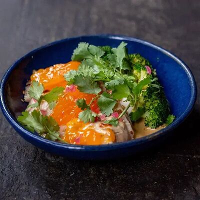 Куриная грудка, хурма и азиатский соус в Техникум по цене 750 ₽