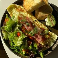 Омлет с беконом, салатом и тостом в Sant