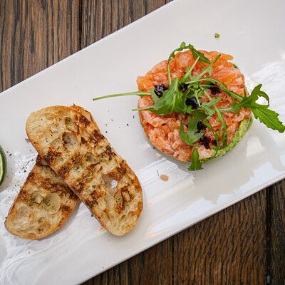 Тар-тар из лосося на подушке с гуакамоле в HEDONIST по цене 38 р.