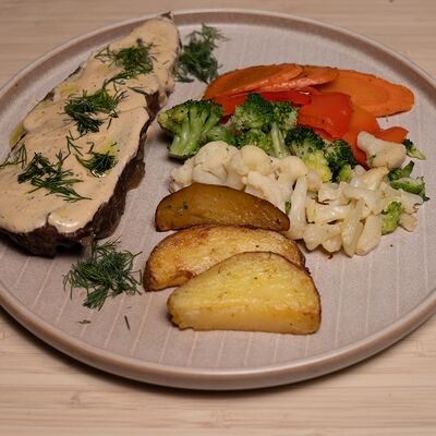 Томленая говядина в перечном соусе с овощами в Green Dog по цене 1069 ₽