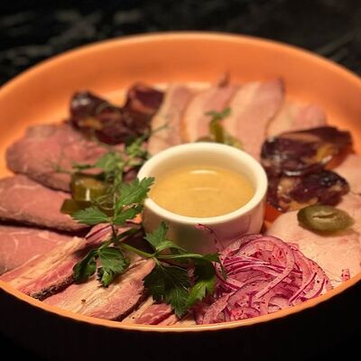 Мясные деликатесы собственного производства в Insight по цене 1050 ₽