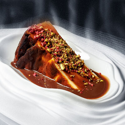 Баскский чизкейк с мадагаскарской ванилью, шоколадным соусом с бобами тонка и фисташками в Sadko по цене 598 ₽