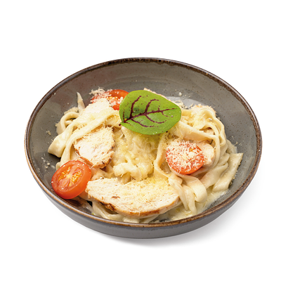 Лапша с курочкой и томатами черри в сливочном соусе с сыром пармезан в Корчма по цене 260
