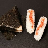 Онигири с копченым лососем в Японец